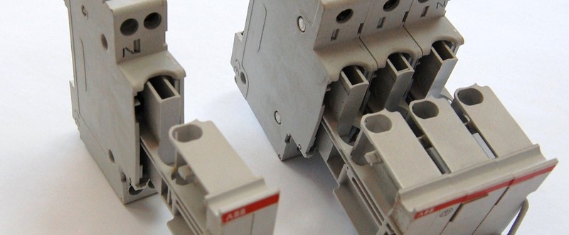 The main differences between thermoplastic and thermosetting materials